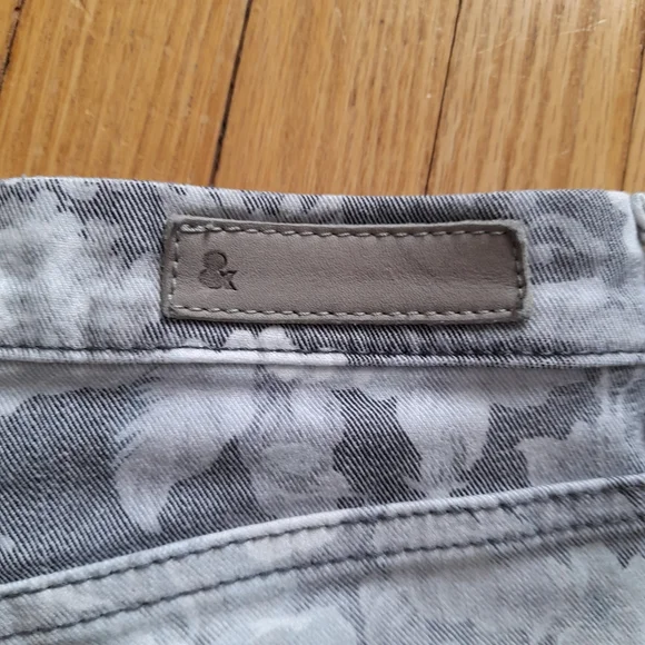 H&M Floral Denim Shorts Size 8 - Picture 8 of 10